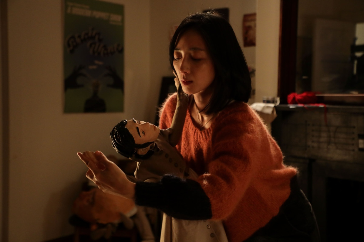 角色設定為偶戲藝術家，桂綸鎂親自學習操偶，在劇中呈現多個與人偶共演或化身人偶的精湛片段。（圖片提供：甲上娛樂）