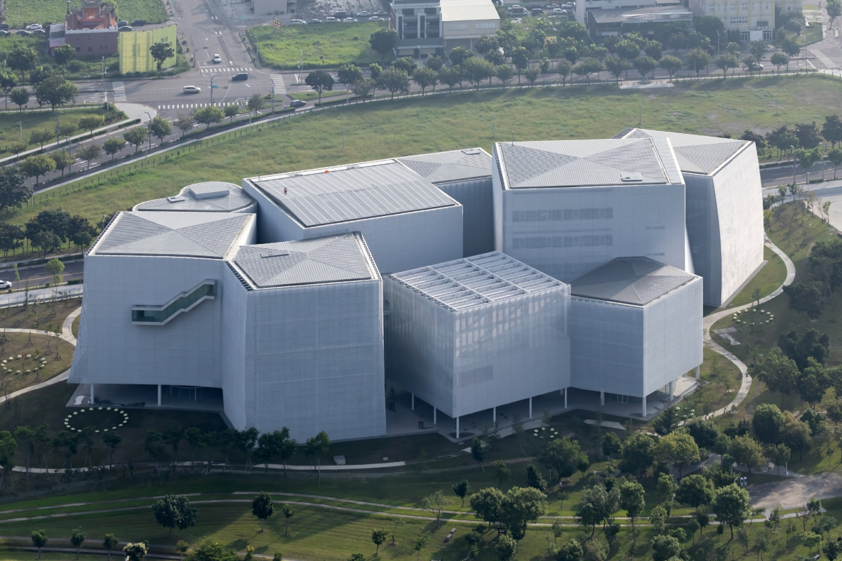 日本建築事務所SANAA妹島和世、西澤立衛操刀的臺中綠美圖已於2025年12月正式開館。（圖片提供：臺中市立美術館／攝影：Iwan Baan）