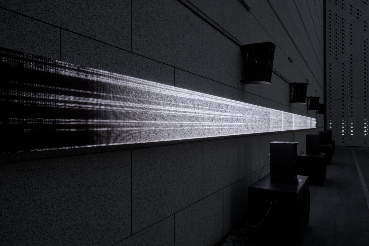 坂本龍一＋真鍋大度，《感測流 2024–無形・無聲》（MOT 版），2024。2024 年東京都現代美術館「坂本龍一｜觀音，聽時」展覽現場©2024 KAB Inc. 攝影：Takeshi Asano。