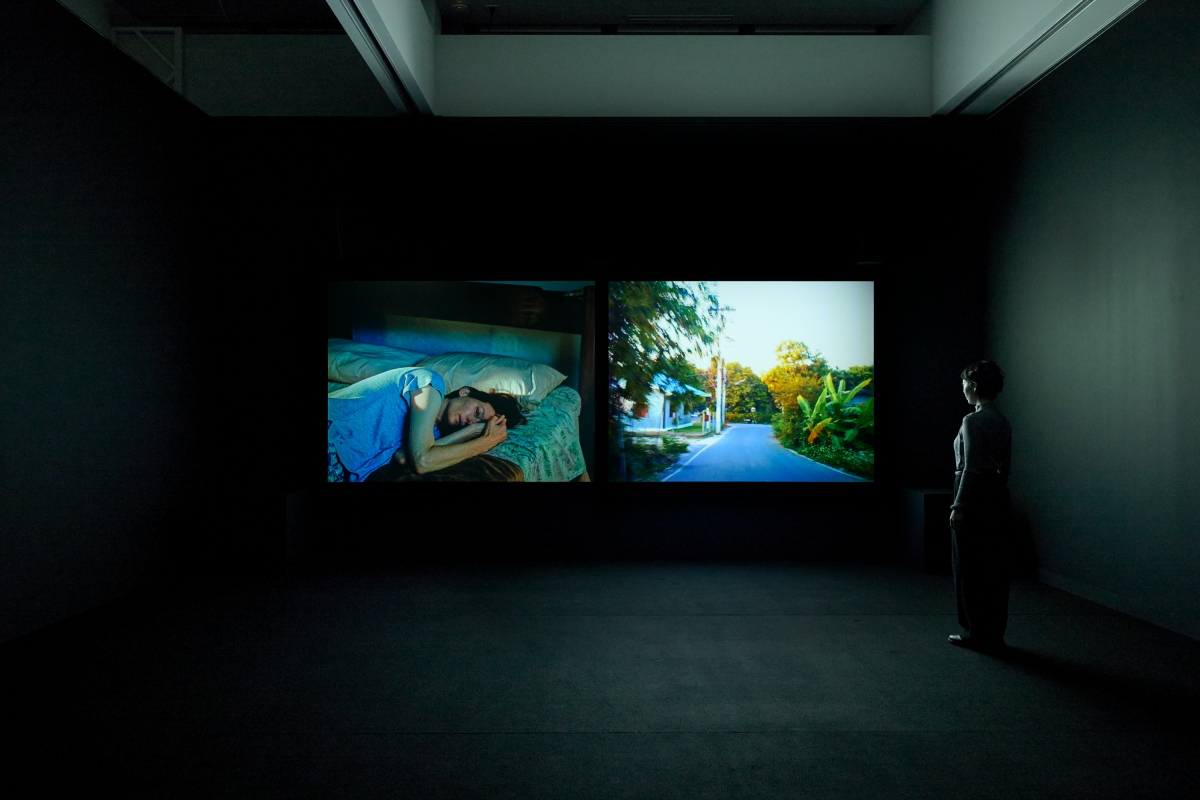 坂本龍一＋阿比查邦・韋拉斯塔古，《async–初光》，2017。阿比查邦・韋拉斯塔古，《沉睡者》，2021。2024 年東京都現代美術館「坂本龍一｜觀音，聽時」展覽現場。©2024 KAB Inc. 攝影：Takeshi Asano