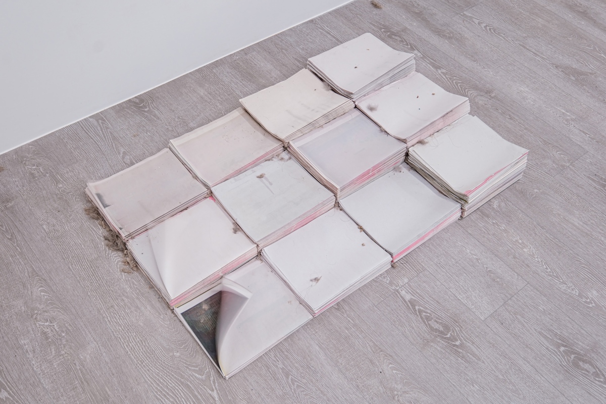 湯雅雯，《揚起》，2023，送風裝置、格柵出風口、蛇型簾、沙礫、灰塵、白報紙、抹布，尺寸依空間而定。圖像由藝術家提供。