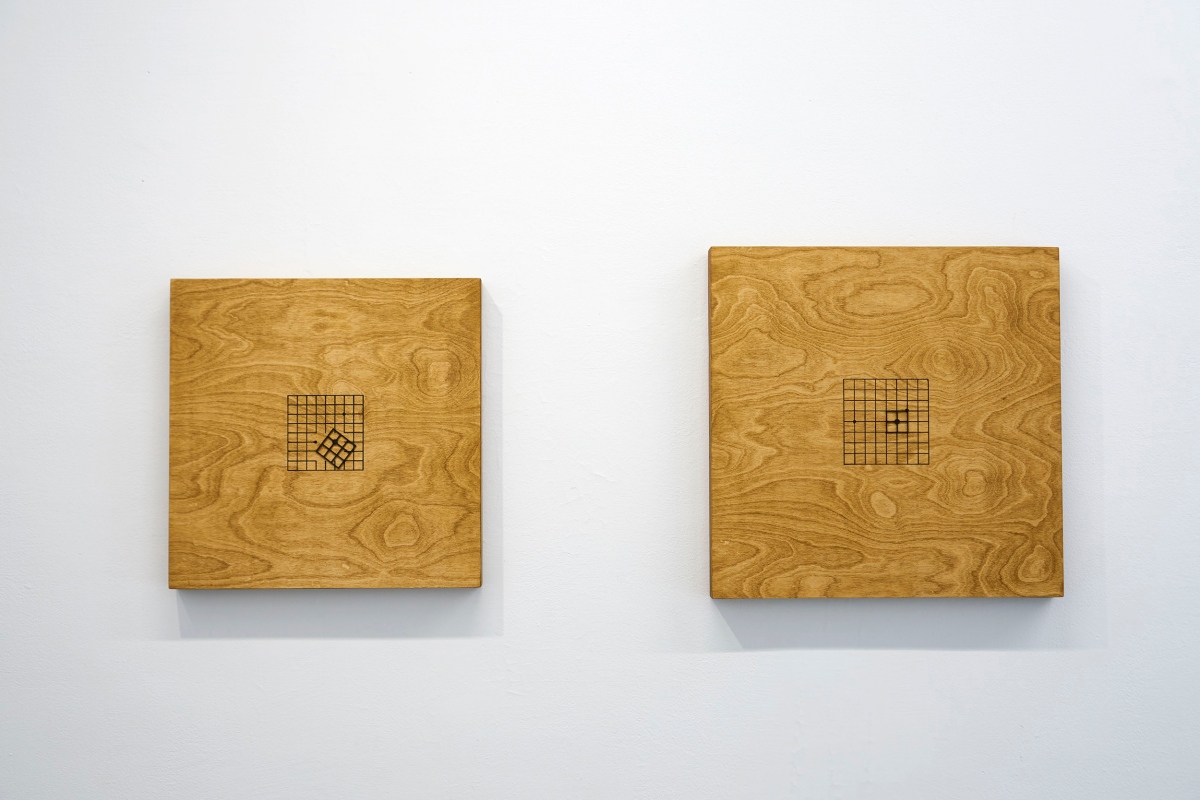 王雅慧，《棋盤》，2020，染色木板、時鐘機芯、黑色壓克力、油墨，49 × 49 × 4.5、43 × 43 × 4.8公分。臺北市立美術館典藏。