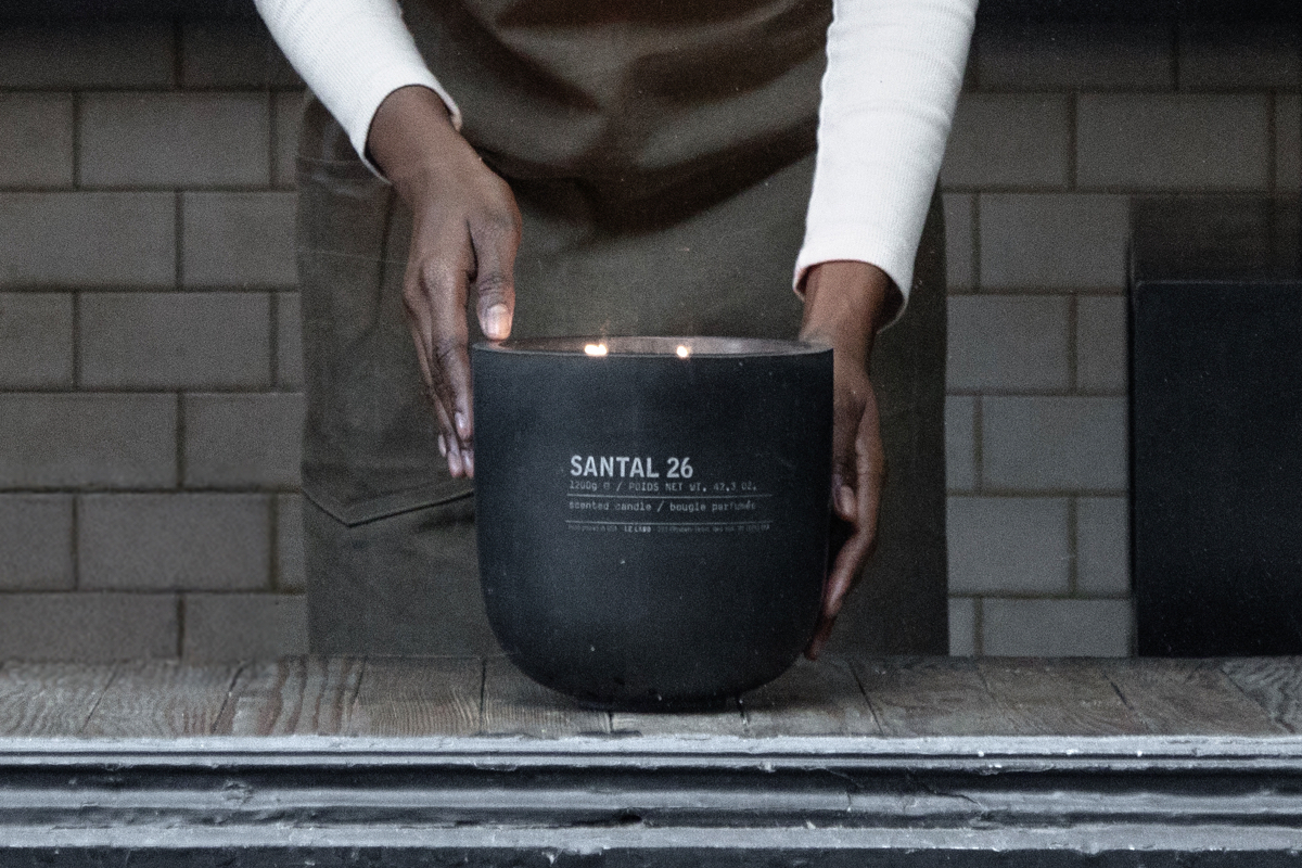 Le Labo遇上日本古老藍染工藝！「絲柏21」蠟燭換上限量版靛藍包裝，2026限定黑色水泥蠟燭同步登場