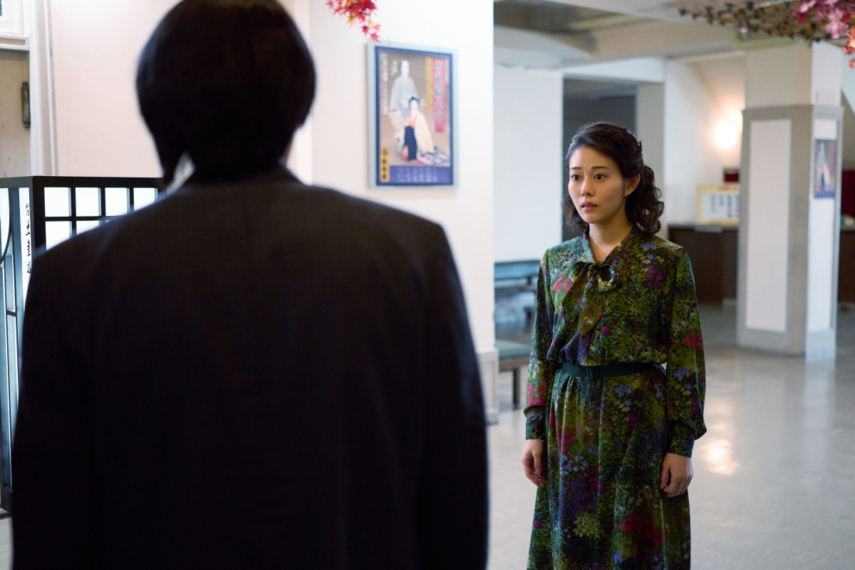 俊介和春江一同出走的關鍵場景，取景於先斗町歌舞練場大廳。（圖片提供：©SHUICHI YOSHIDA/ASP ©2025 