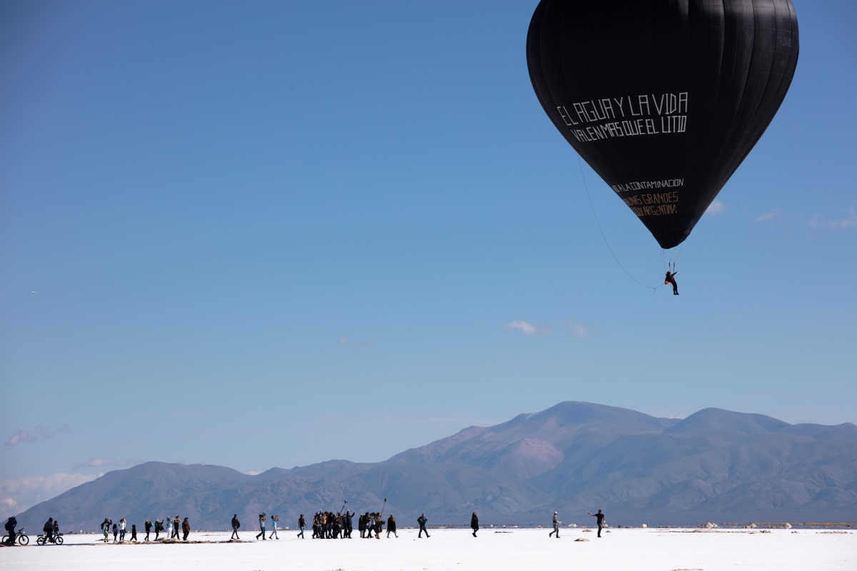 〈與空氣時代帕查一同飛行〉，2020年。作品由Aerocene基金會、薩利納斯格蘭德斯與瓜亞塔約克湖原住民社群，以及紐格赫姆施耐德畫廊（柏林）提供。圖片由Aerocene基金會以 CC BY-SA 4.0 授權提供。