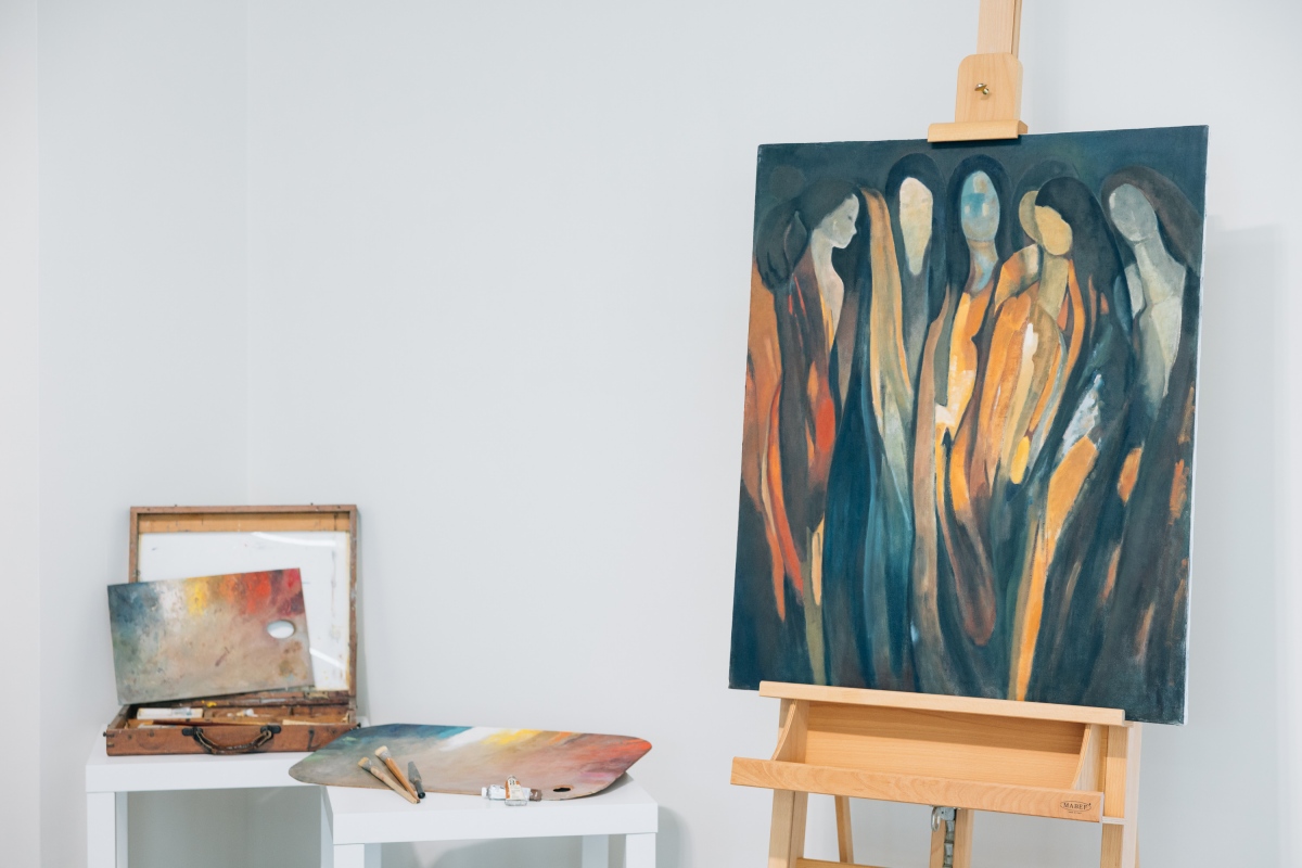 林克恭捐贈儀式現場展出作品〈女人群像〉與畫具。（圖片提供：新美館，攝影：蔡耀徵）