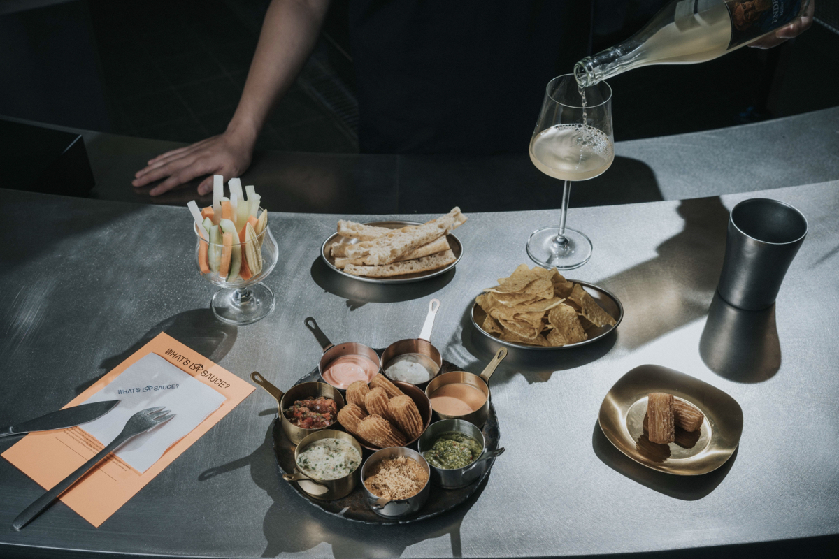 台北餐酒館「WHAT’S LA SAUCE」以醬料為主角！11款獨家沾醬構築台、美混血餐桌