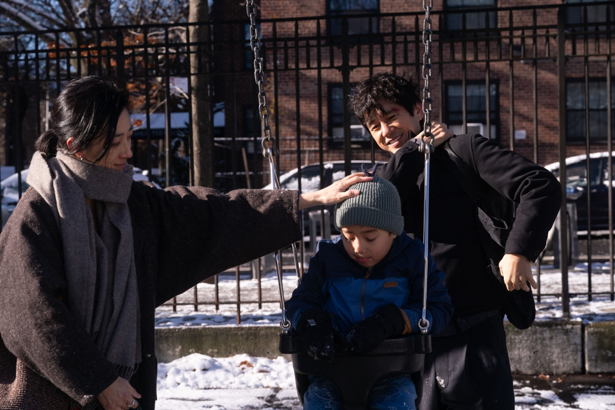 定居紐約的亞裔夫妻賢治和珍，育有一子小凱（中）。（圖片提供：甲上娛樂）