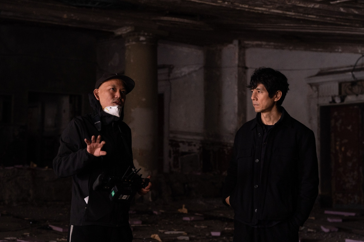 廢墟意象貫穿全劇，其中賢治的台詞提到東西方分別使用名詞和動詞表述廢墟，隱含哲學思考。＊圖為工作花絮，非劇照。（圖片提供：甲上娛樂）