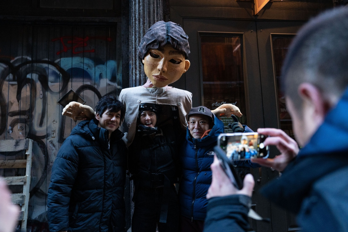 西島秀俊（左）、桂綸鎂（中）分享私下放鬆方式。＊圖為工作花絮，非劇照。（圖片提供：甲上娛樂）