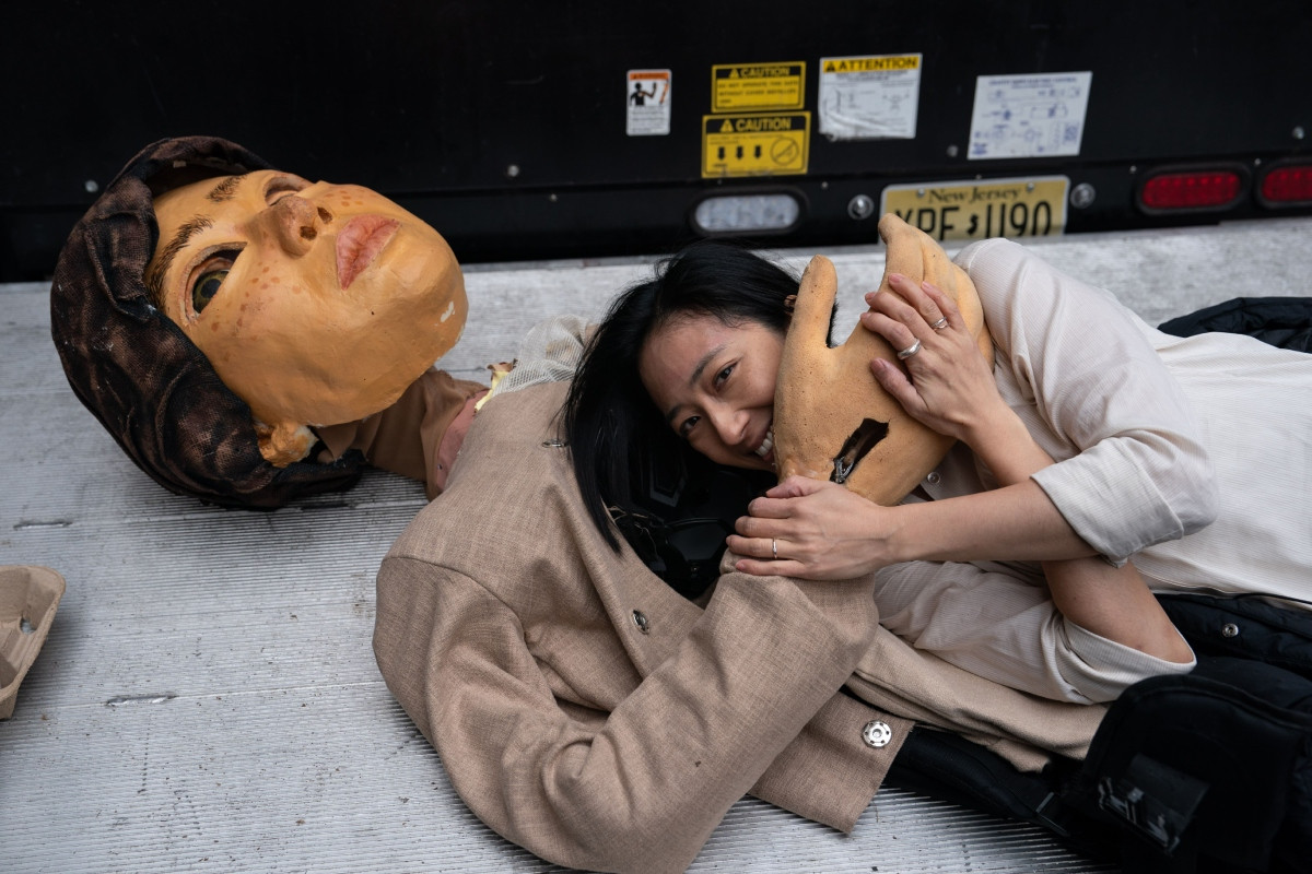 專訪時真利子哲也提過，和桂綸鎂要透過英文翻譯溝通，所以也是有他講戲但對方聽不太懂的時候，只能更加用肢體去表達想法。＊圖為工作花絮，非劇照。（圖片提供：甲上娛樂）