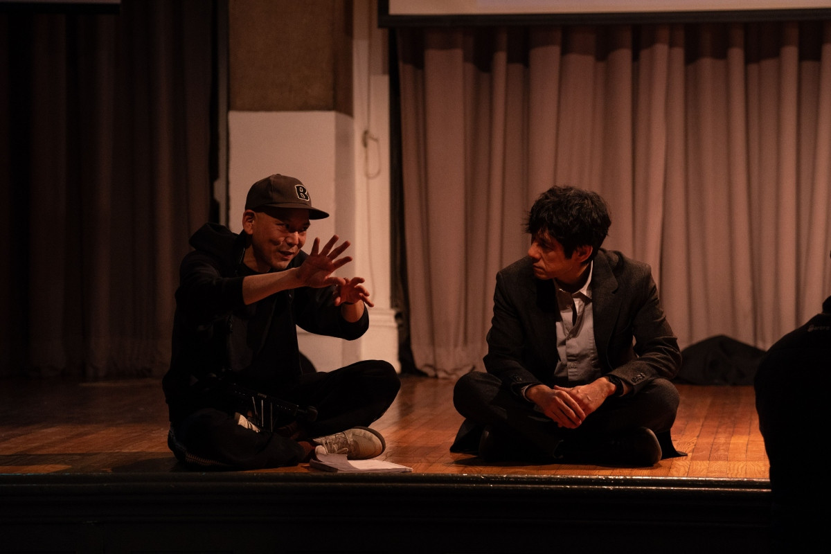 真利子哲也和西島秀俊自然以日文溝通，使得桂綸鎂戲外同樣為「語言轉換、語意遺失」掙扎。＊圖為工作花絮，非劇照。（圖片提供：甲上娛樂）