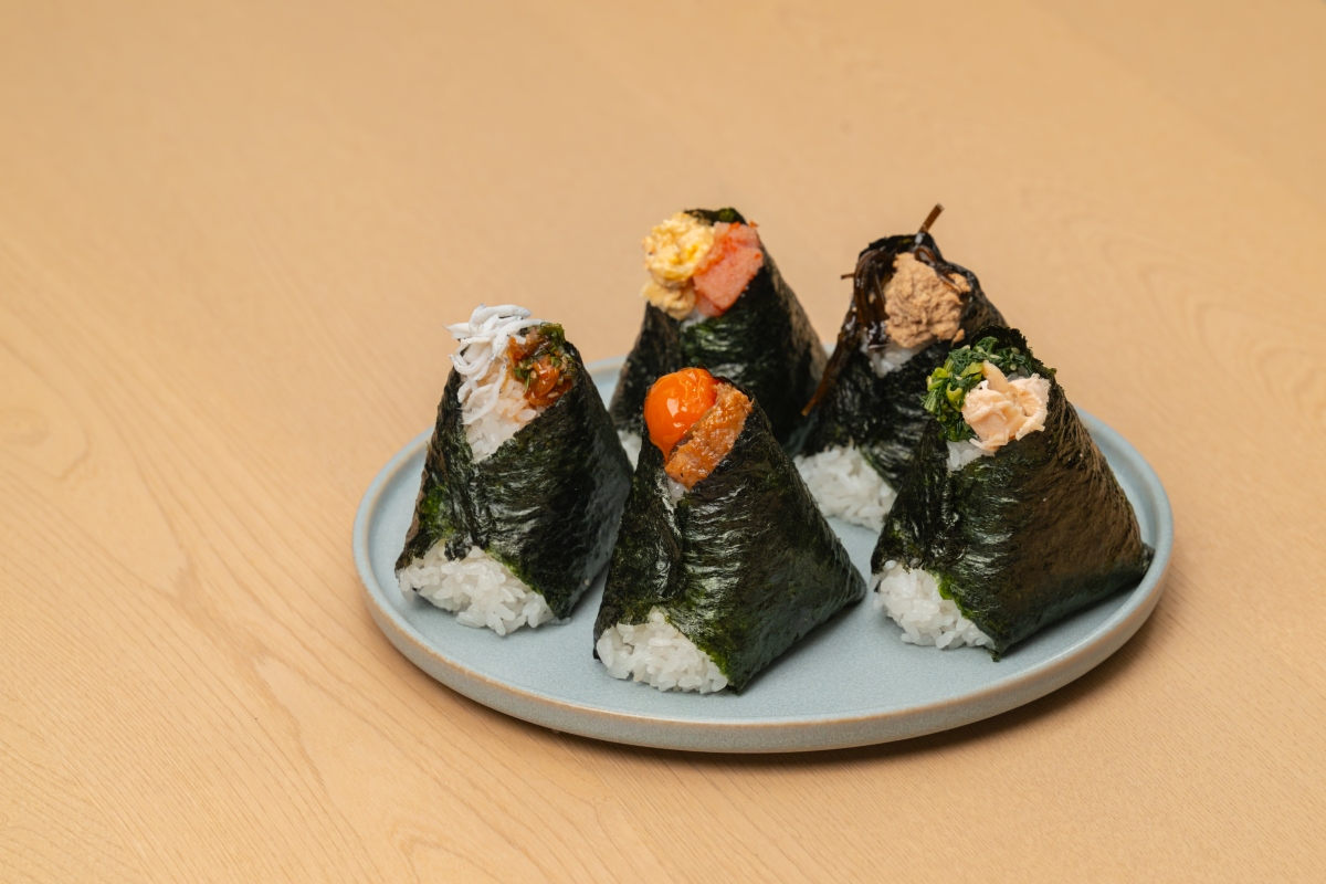 來自東京的飯糰專門店「一汁おにぎり 一粒萬福」，以對米飯與手作細節的高度講究，在短時間內累積高人氣，成為東京新興的話題名店之一。（圖片提供：一粒萬福）