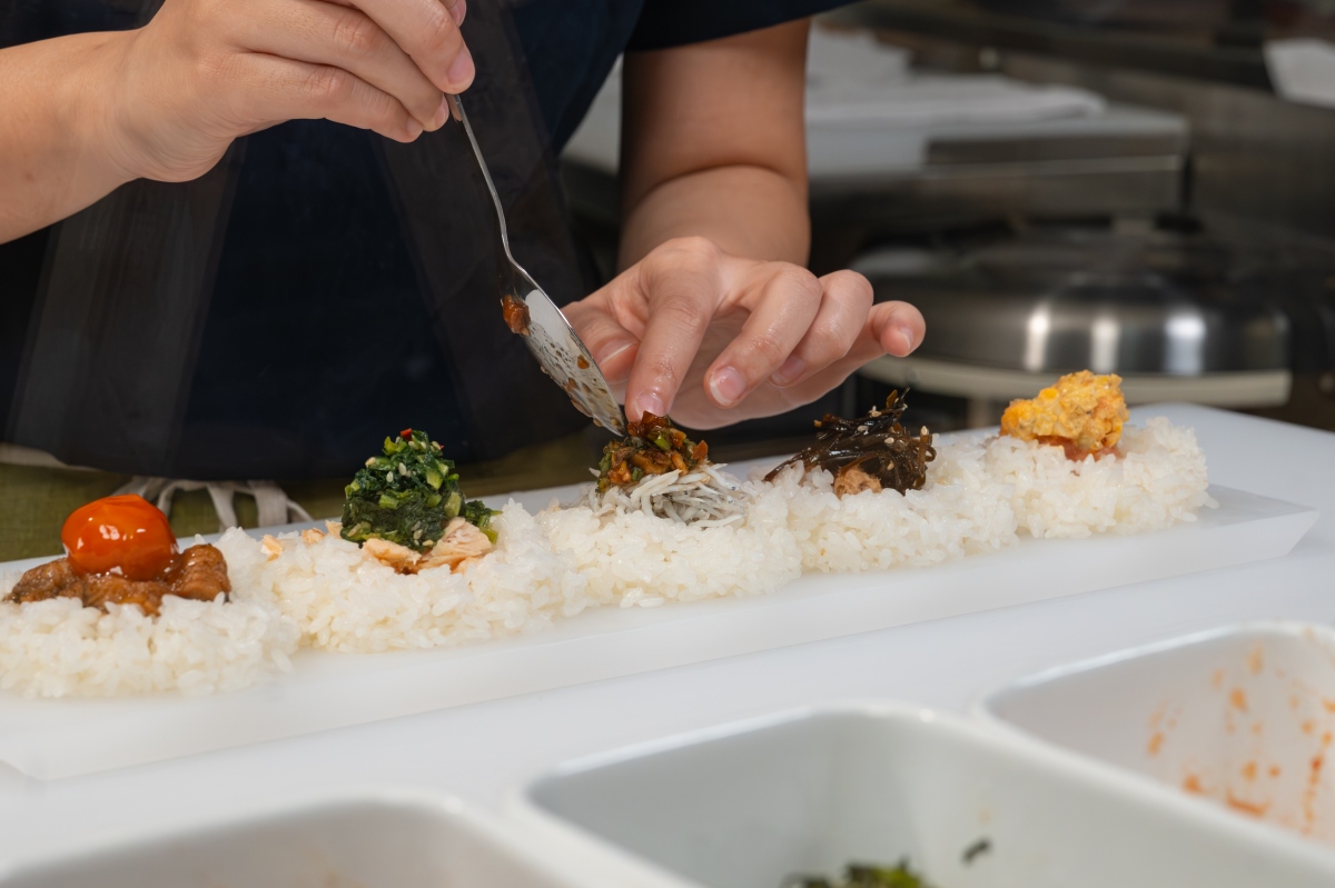 一粒萬福堅持「現點現握」，由職人依照米飯溫度、濕度與餡料特性調整手握力道，讓飯糰在入口時呈現鬆軟卻不鬆散的理想口感。（圖片提供：一粒萬福）