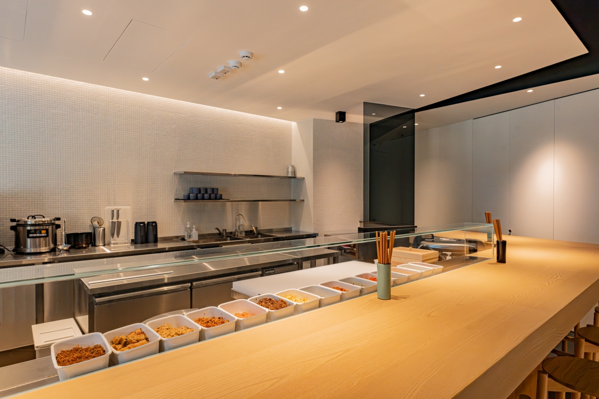 內用還可以近距離欣賞職人「現點現握」的過程。（圖片提供：一粒萬福）