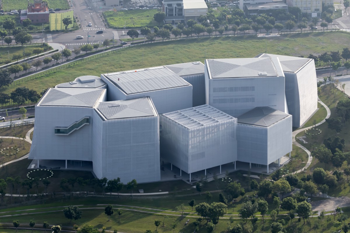 綠美圖的外觀由8個尺度不一的量體彼此連接組成，透過錯動配置削弱整體滯重的重量感。（攝影：Iwan Baan）