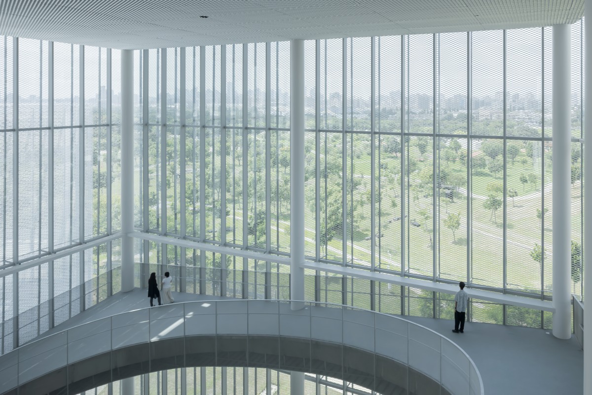 擴張網既有隔熱的功能，也令觀眾能將視線向外穿透延展，感知並連結到外部公園的綠意景觀。（攝影：Iwan Baan）