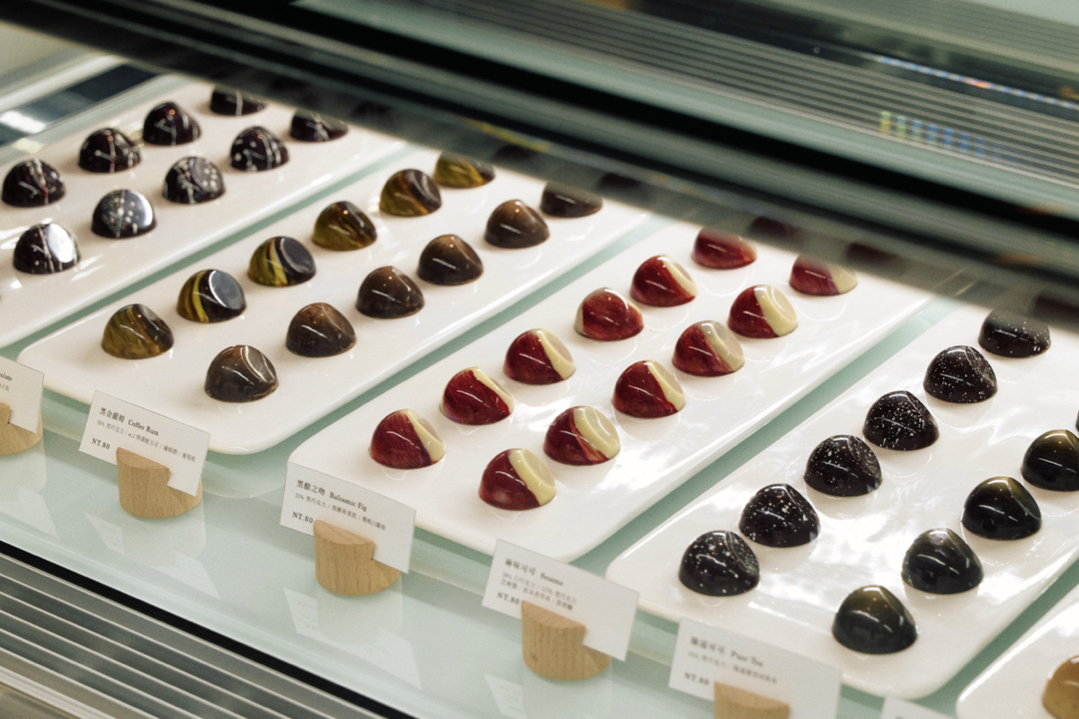 台南安平「Kakaw Bon」巧克力專賣店：夾心巧克力包裹台灣風土，BEAMS日本團隊、JSC共同設計