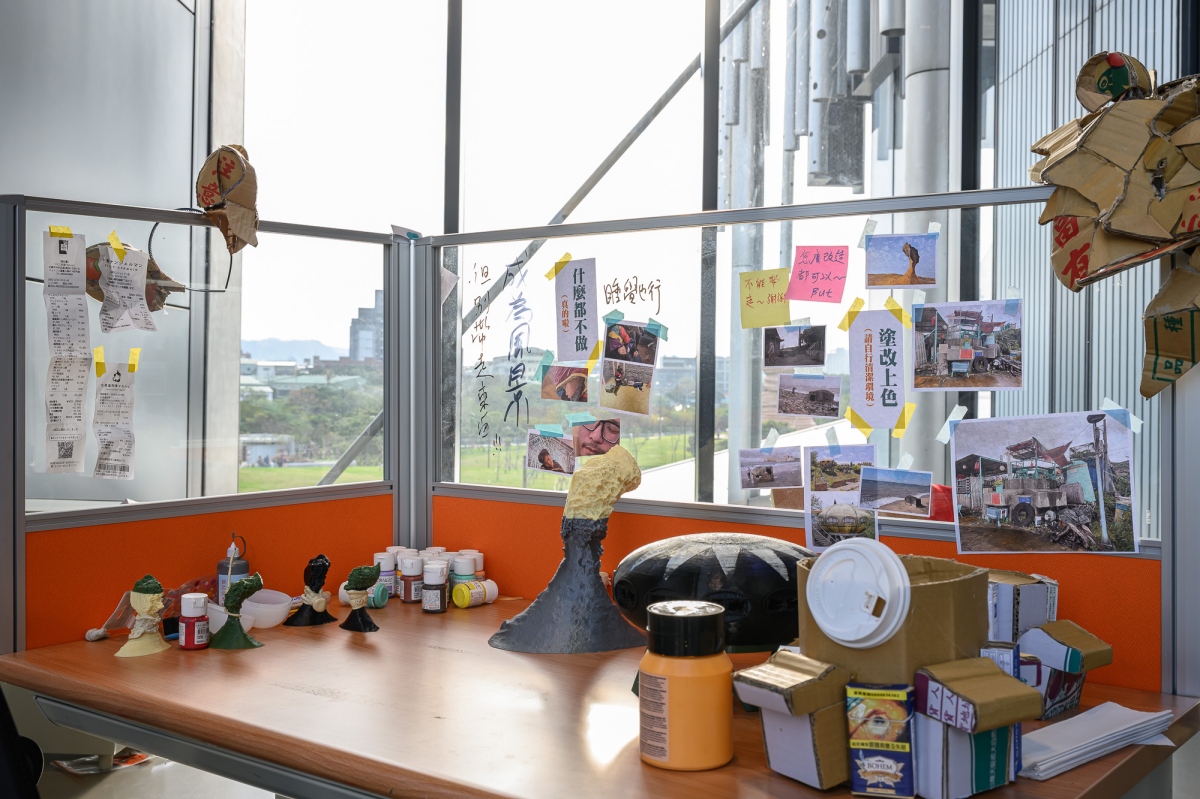 倪祥（NI Hsiang），〈準時下班〉（Get Off Work on Time），2026。。（圖片提供：新北市美術館，攝影：王世邦）