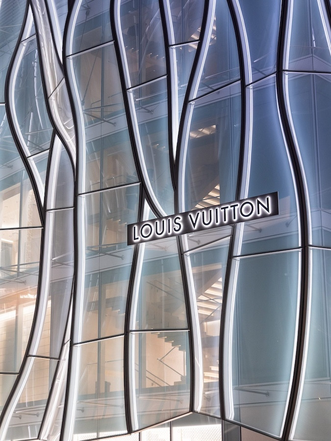 青木淳設計Louis Vuitton北京三里屯店建築！315片彎曲玻璃構築夢幻立面