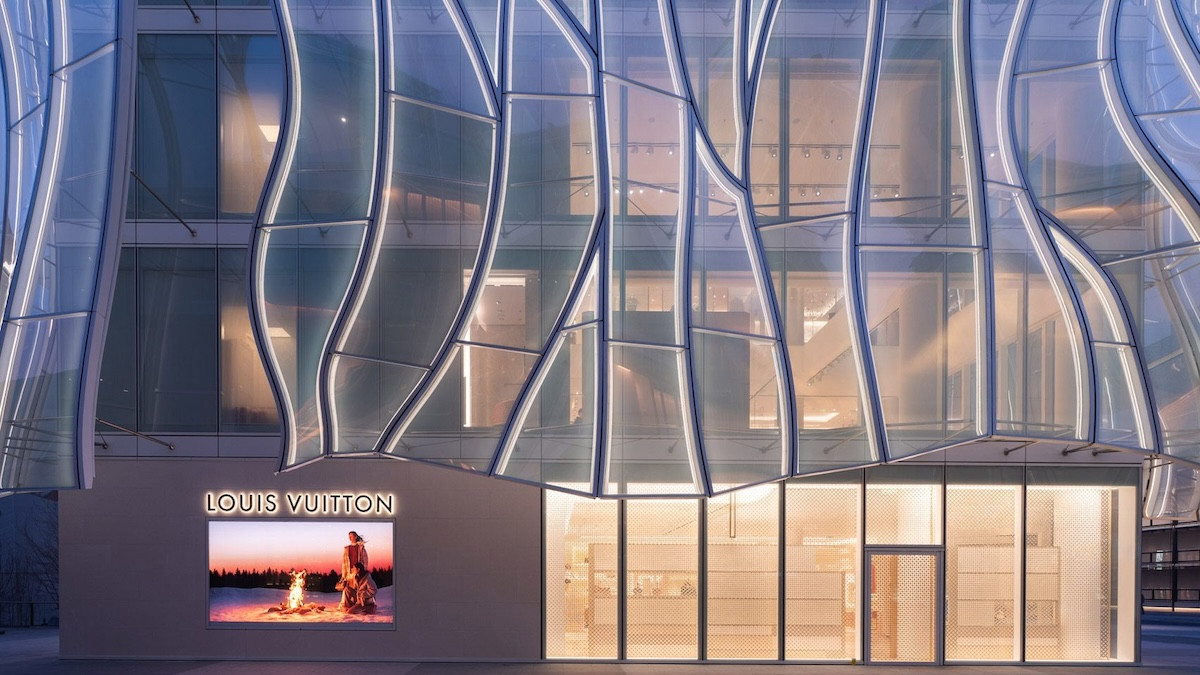 青木淳設計Louis Vuitton北京三里屯店建築！315片彎曲玻璃構築夢幻立面