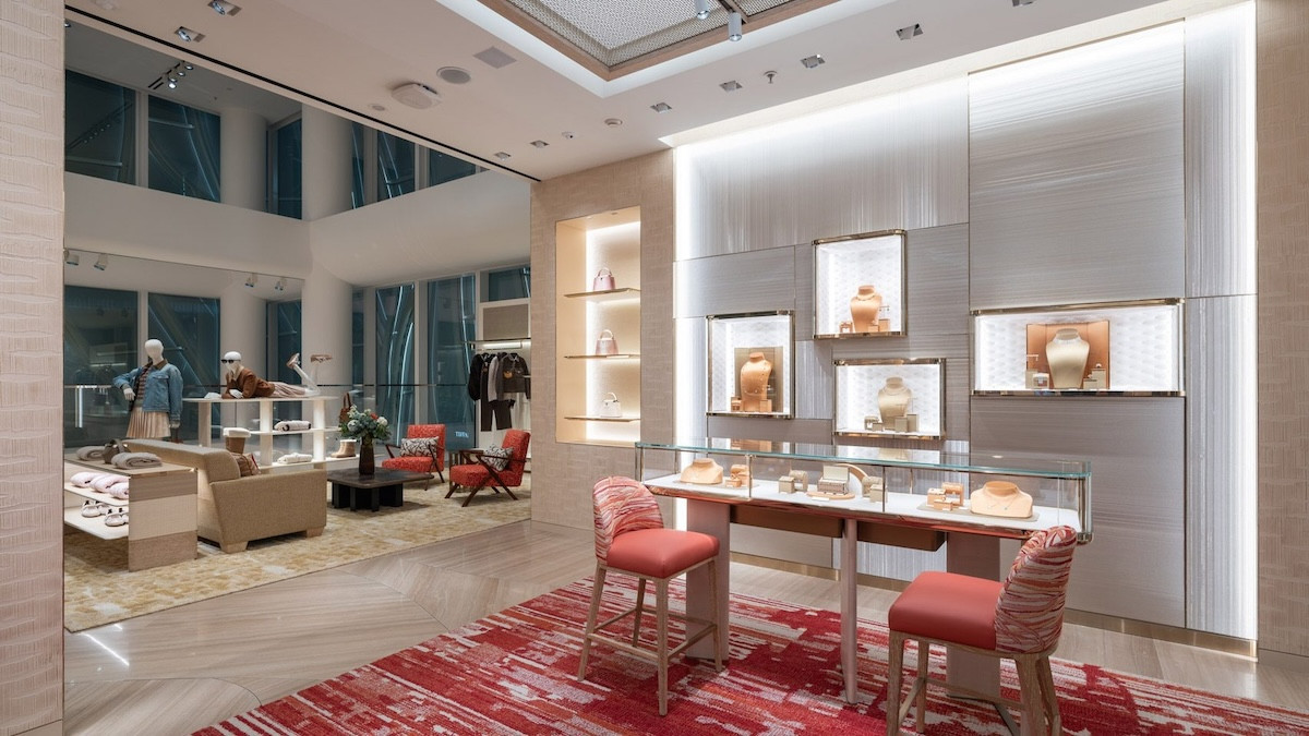 青木淳設計Louis Vuitton北京三里屯店建築！315片彎曲玻璃構築夢幻立面