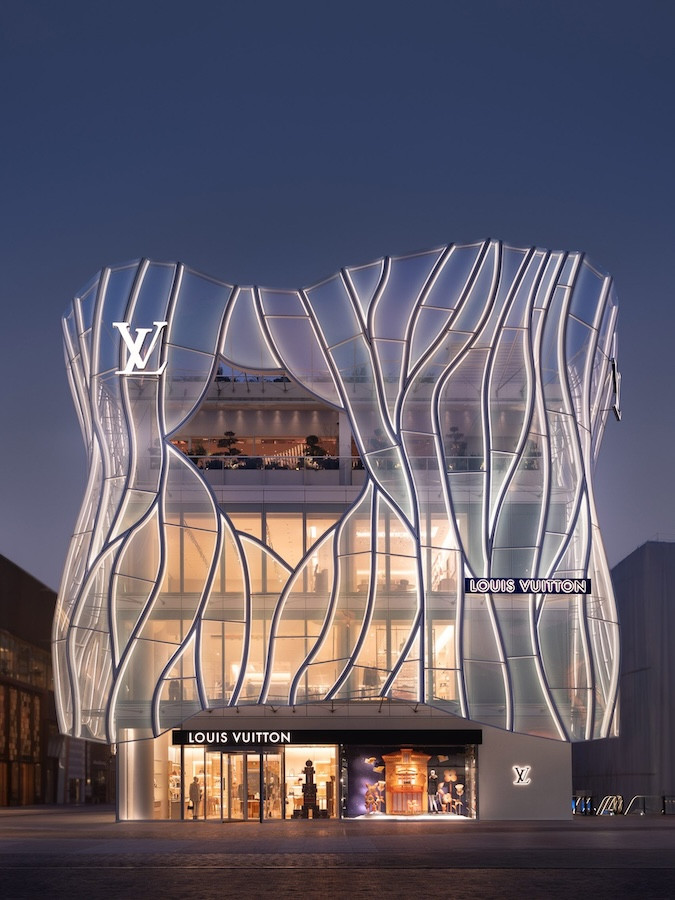 青木淳設計Louis Vuitton北京三里屯店建築！315片彎曲玻璃構築夢幻立面