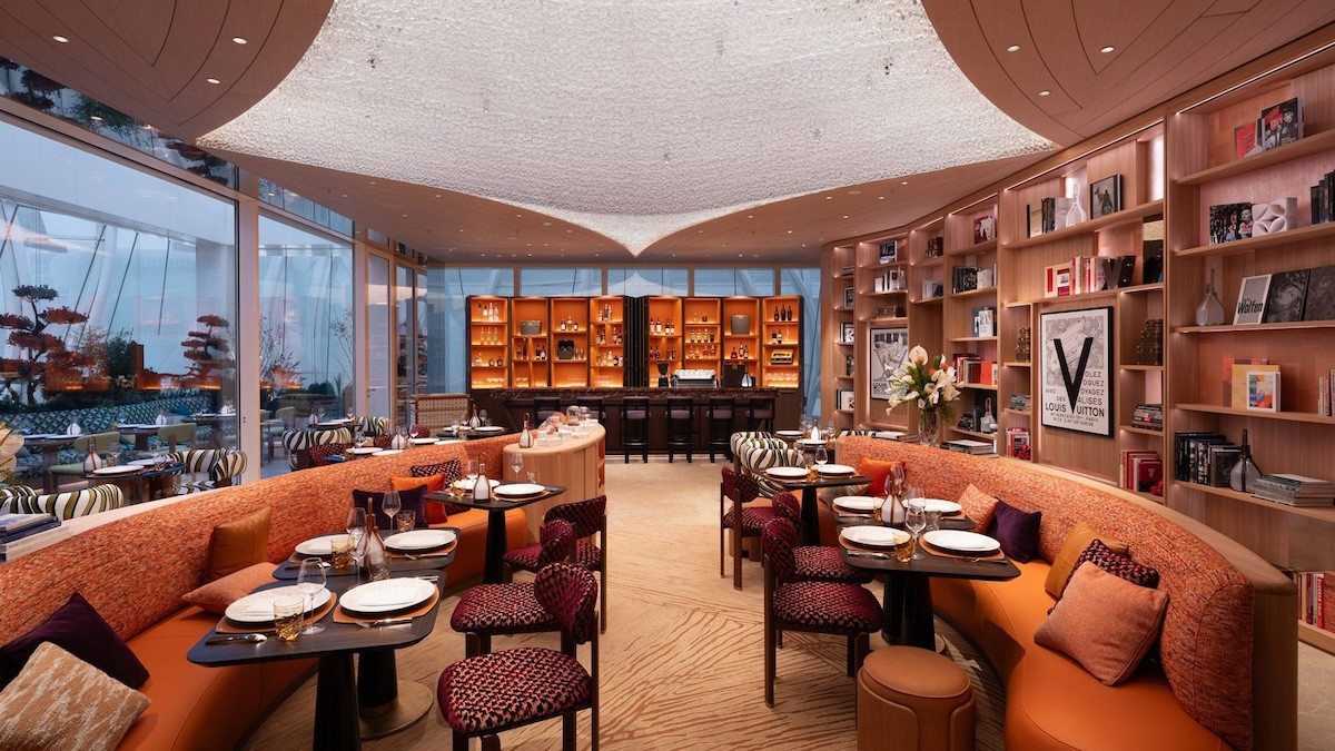 青木淳設計Louis Vuitton北京三里屯店建築！315片彎曲玻璃構築夢幻立面