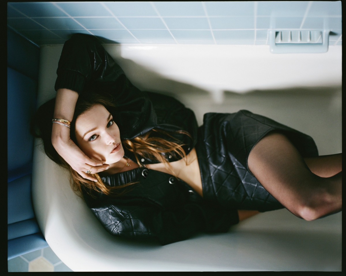 2026香奈兒COCO CRUSH高級珠寶形象廣告拍攝花絮。（圖片提供：香奈兒）