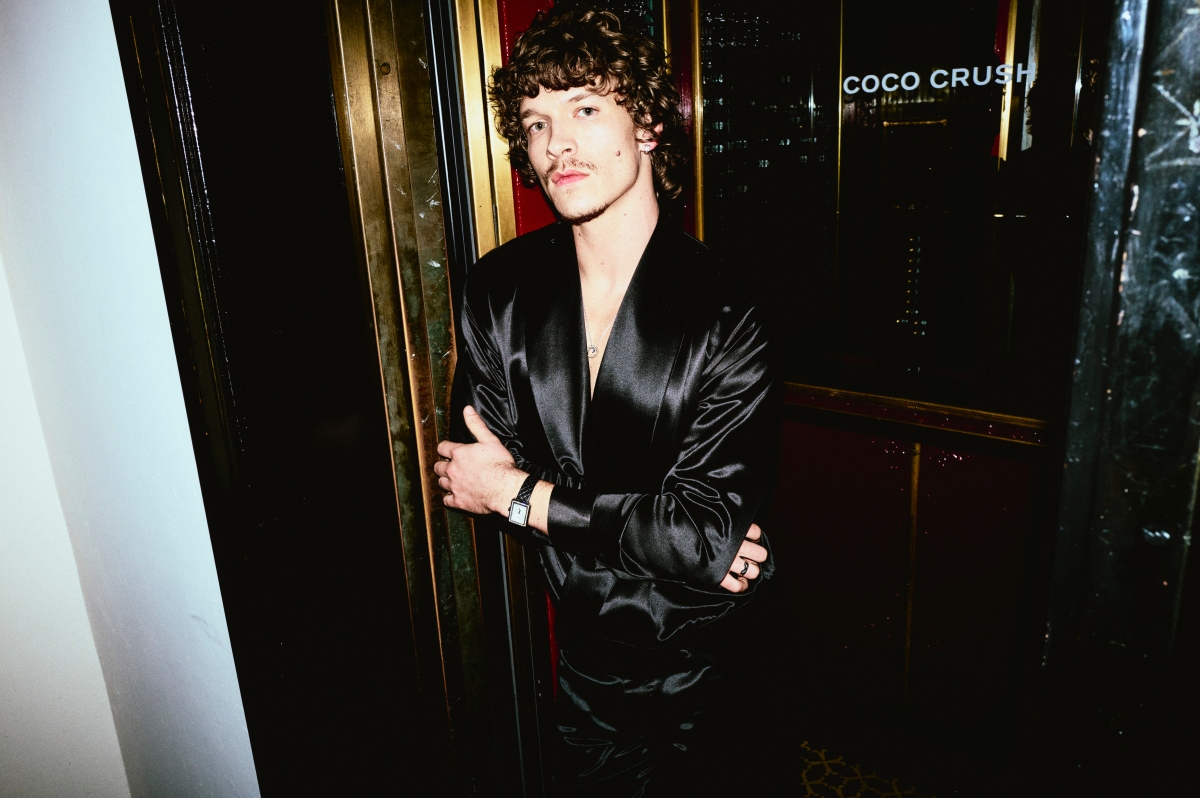 康納．史托瑞（Connor Storrie）穿搭照。（圖片提供：香奈兒）