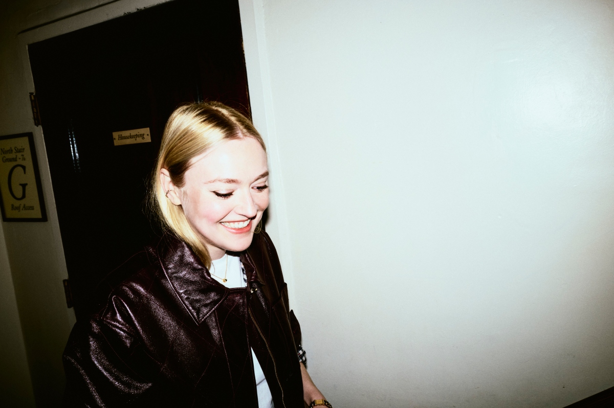 達科塔．芬妮（Dakota Fanning）穿搭照。（圖片提供：香奈兒）