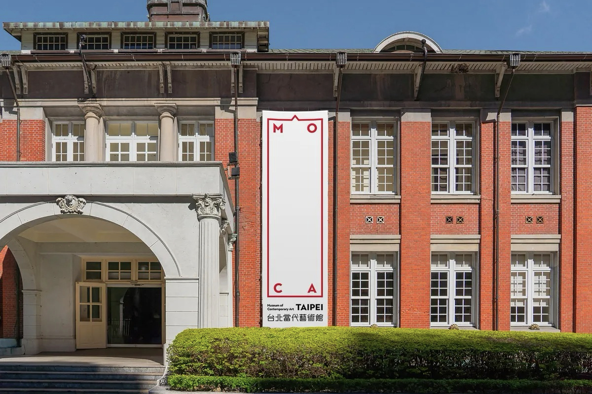 台北當代藝術館25週年紀念周邊！托特包、保溫瓶融入建築圓拱元素與撞色設計