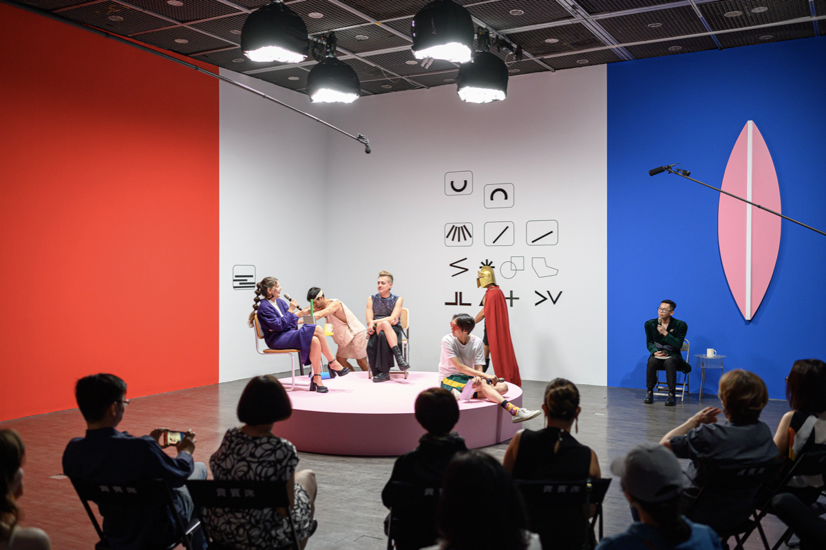 台北當代藝術館25週年紀念周邊！托特包、保溫瓶融入建築圓拱元素與撞色設計