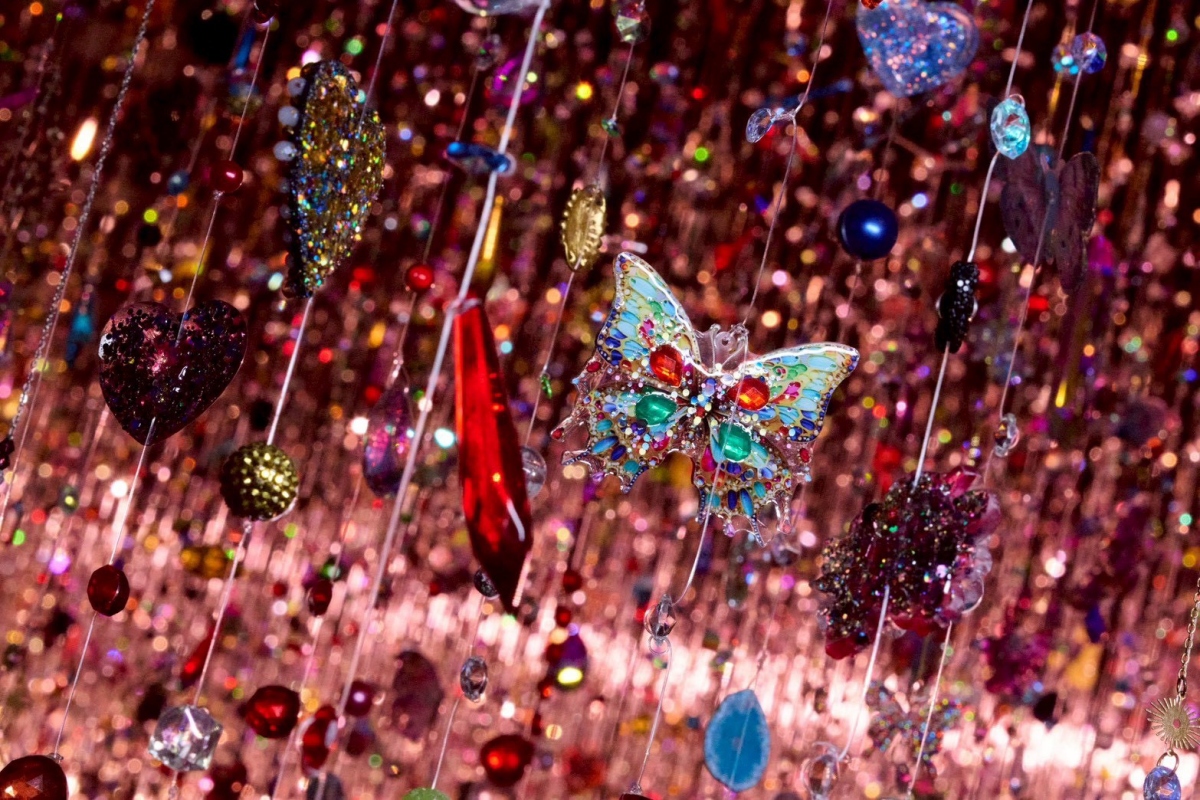 由2,000條水晶串飾構成的「光之細語，色彩之夢」，蝴蝶、花朵、愛心、眼睛及水晶在光線折射下閃爍出無數變幻色彩。（圖片提供：聯合數位文創）