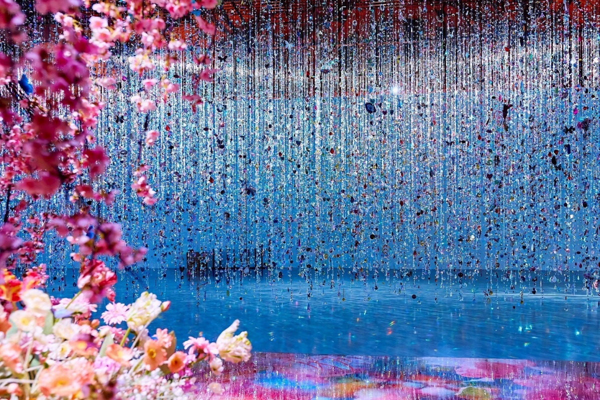 「深淵彼岸的夢」、「光之細語，色彩之夢」兩大展區並鄰，觀者可從不同角度、路徑欣賞作品交織出的獨特風景。（圖片提供：聯合數位文創）