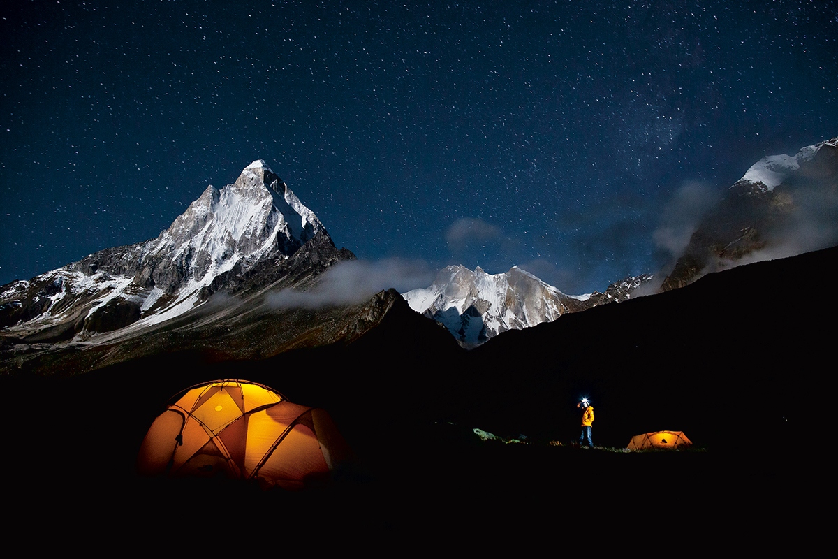 Renan Ozturk在位於西夫林（Schifrin）與梅魯峰下的Tapovan基地營眺望星星，攝於印度的加瓦爾喜馬拉雅山脈。（攝影：金國威Jimmy Chin）