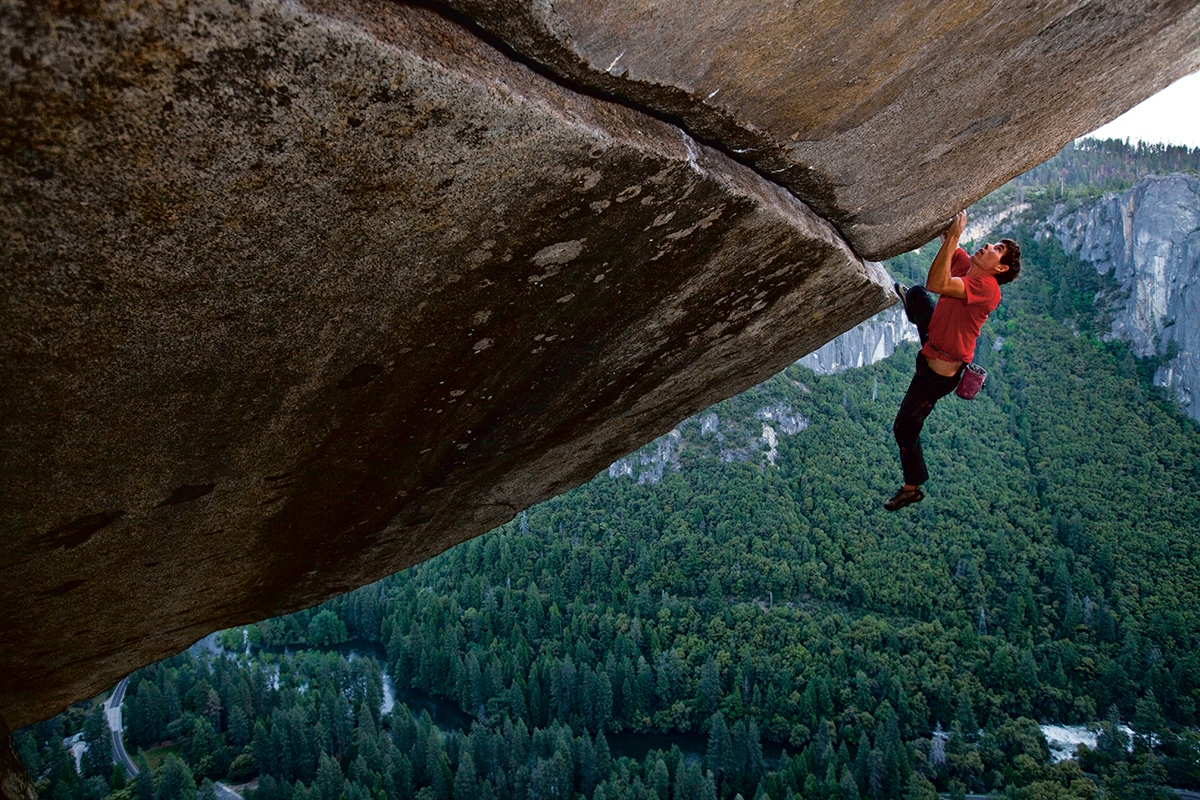 紀錄片《赤手登峰》主角、美國攀岩運動家Alex Honnold徒手自由獨攀「解離的真實」（Separate Reality，難度5.11d）。（攝影：金國威Jimmy Chin）