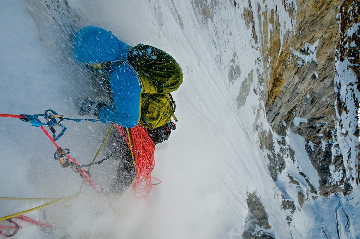 Renan Ozturk在攝氏零下29度中遭受到冰雪痛擊，攝於2008年的梅魯峰。（攝影：金國威Jimmy Chin）