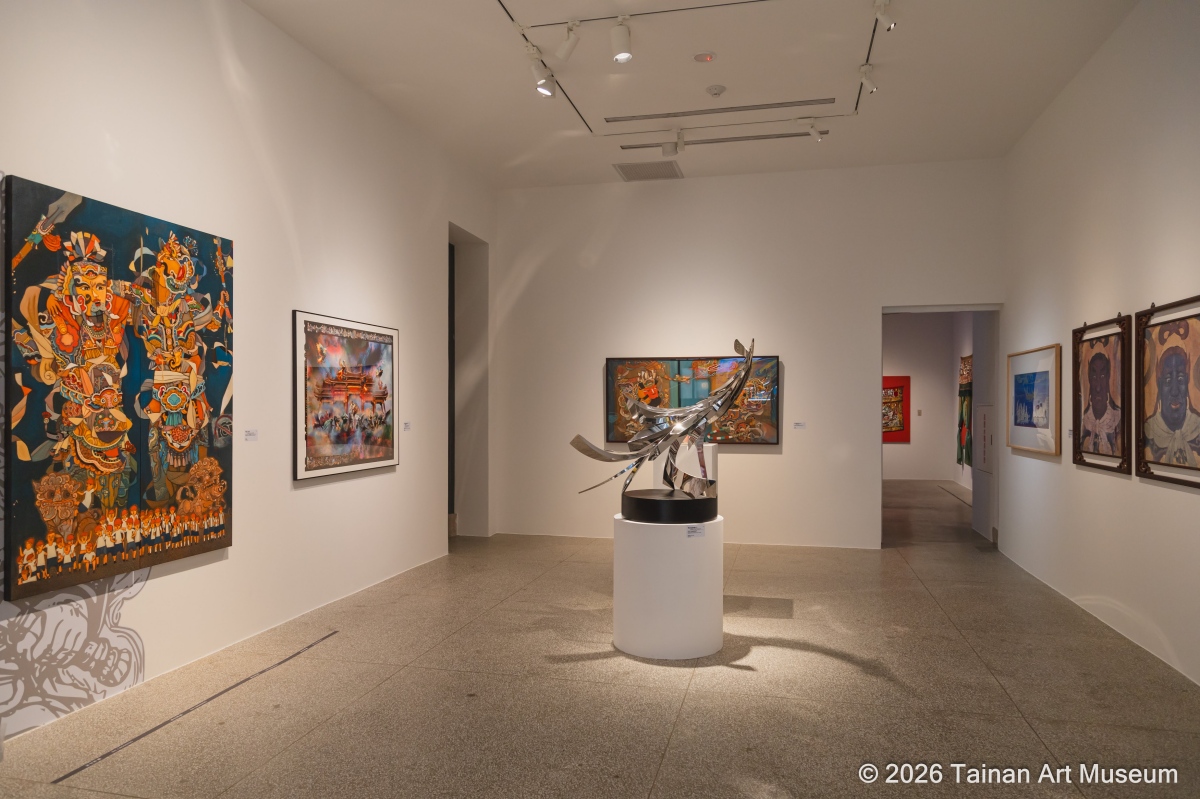 臺南市美術館「恁兜攏按怎拜？從餐桌到神桌的藝術連結」，從門神象徵歡迎走進眾神之都，也透過多元的藝術呈現方式看見廟埕辦桌、家宴、年菜等臺灣人民的飲食文化。（圖片提供：南美館）