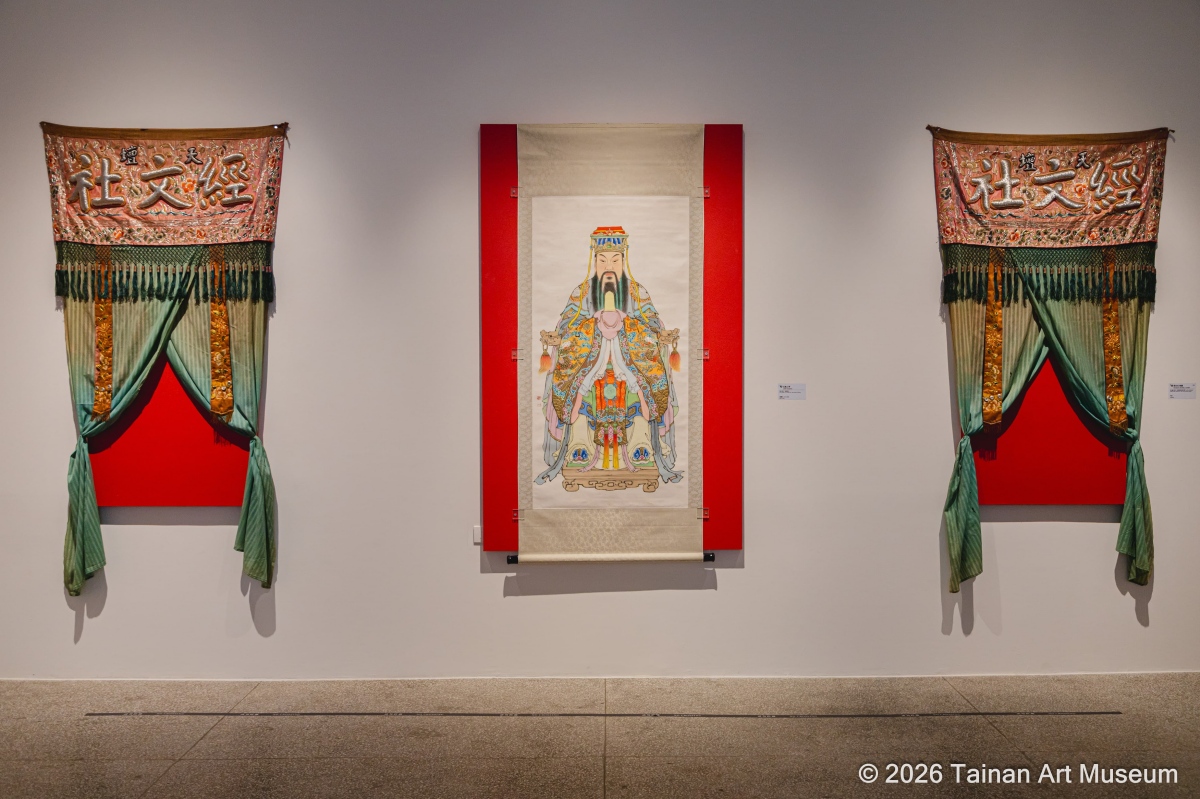 由潘麗水老師繪製的玉皇大帝，以及臺灣首廟天壇的神桌裙。（圖片提供：南美館）