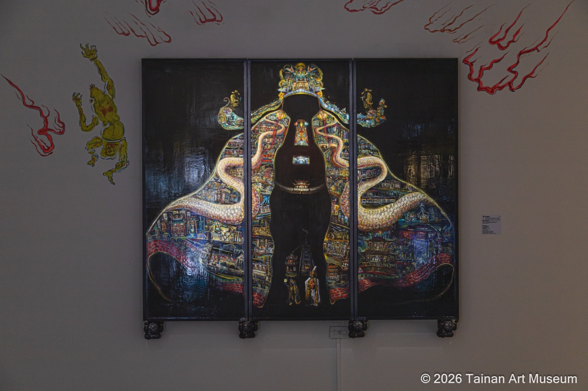 藝術家蔡濰任的〈府城香火〉是日前在臺灣府城隍廟的現地製作。（圖片提供：南美館）