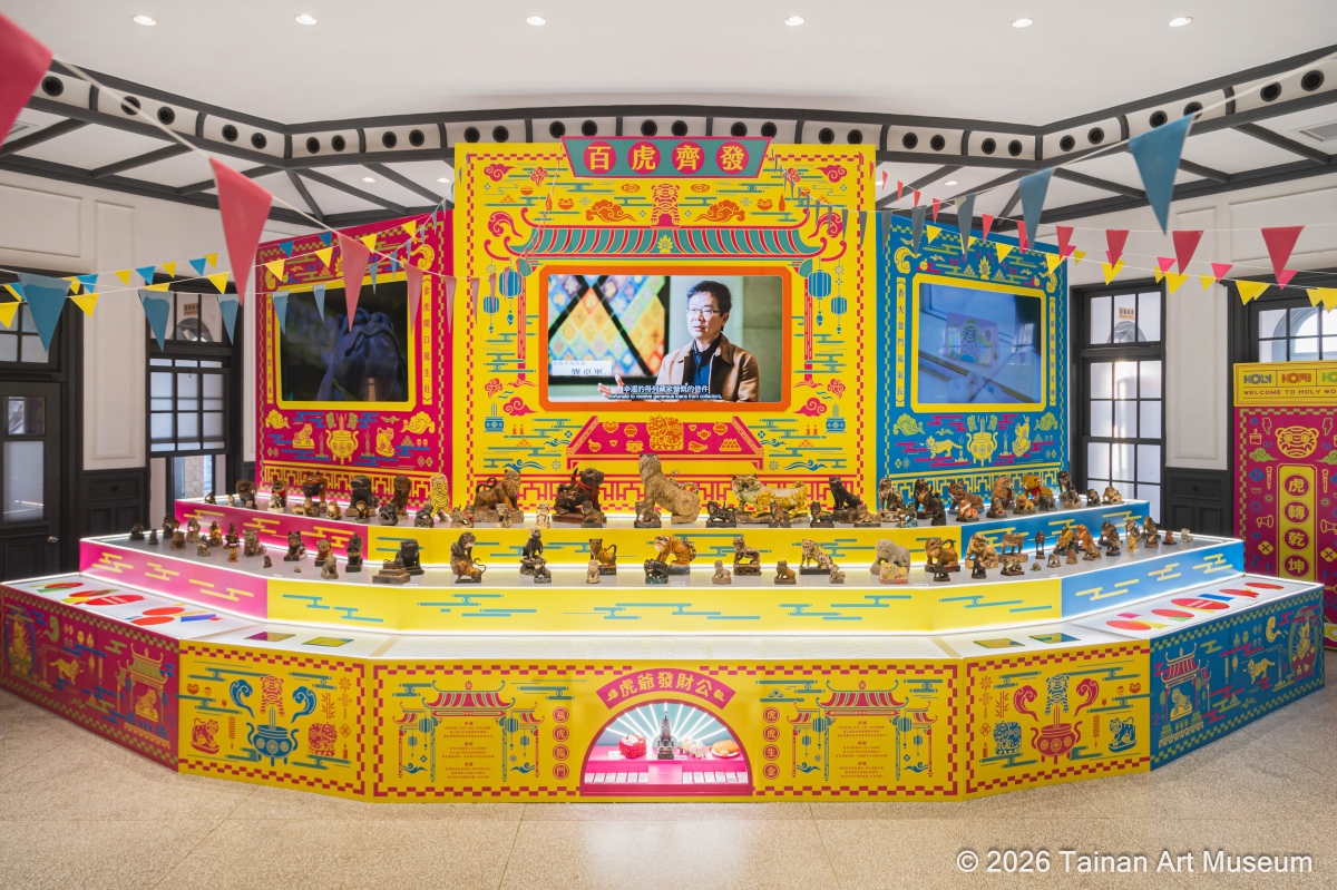 上到展場二樓，可見超過一百隻的虎爺，這是由高師大唐硯漁副校長提供的私人收藏，透過裝置可查閱每一隻虎爺的介紹。（圖片提供：南美館）