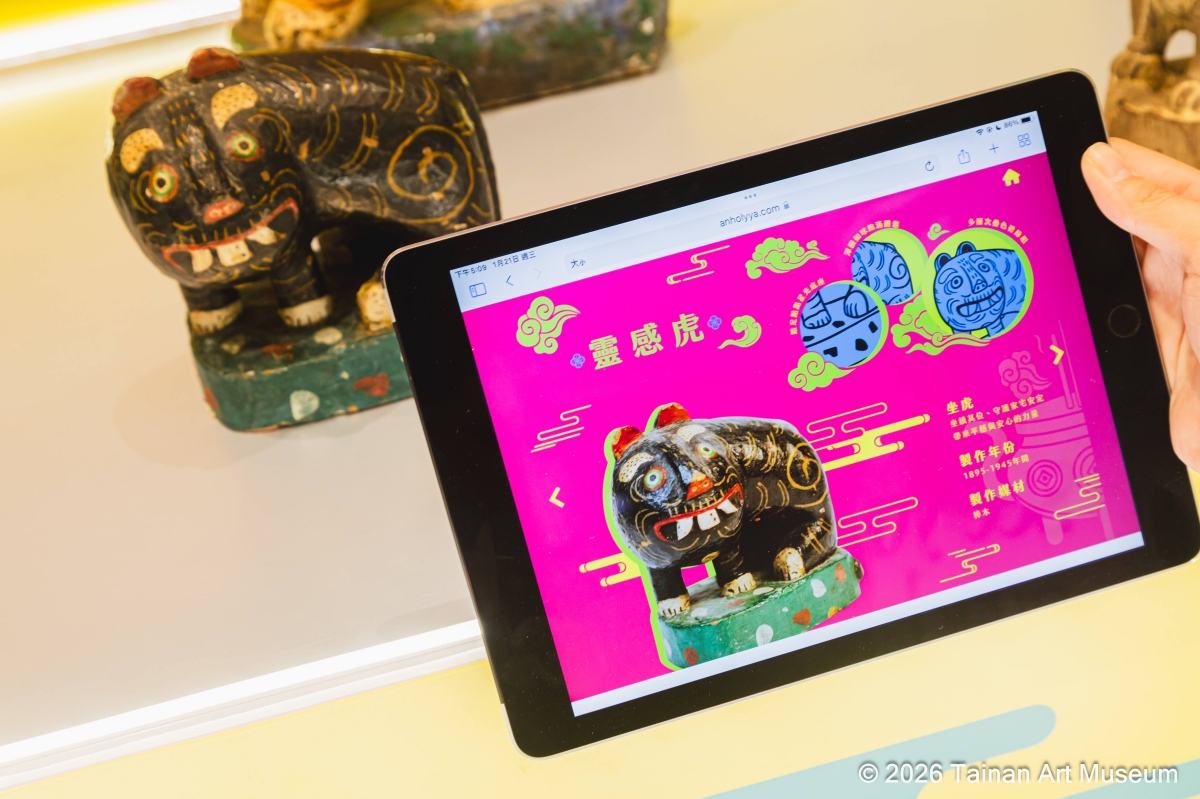 上到展場二樓，可見超過一百隻的虎爺，這是由高師大唐硯漁副校長提供的私人收藏，透過裝置可查閱每一隻虎爺的介紹。（圖片提供：南美館）