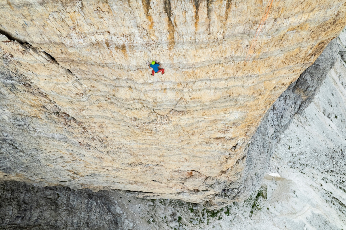 Red Bull TV 《Making the Soloist VR》系列，紀錄Alex Honnold 與瑞士登山家、Red Bull運動員 Nicolas Hojac 聯手，在多洛米蒂山脈進行高難度的徒手攀登。（圖片提供：Red Bull）