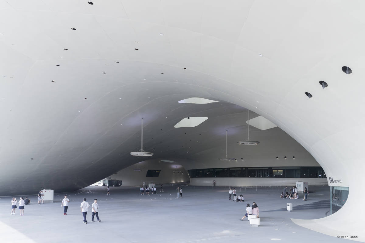 無圍牆的榕樹廣場24小時開放，民眾可自在活動和休憩。（圖片來源：衛武營／攝影：Iwan Baan）