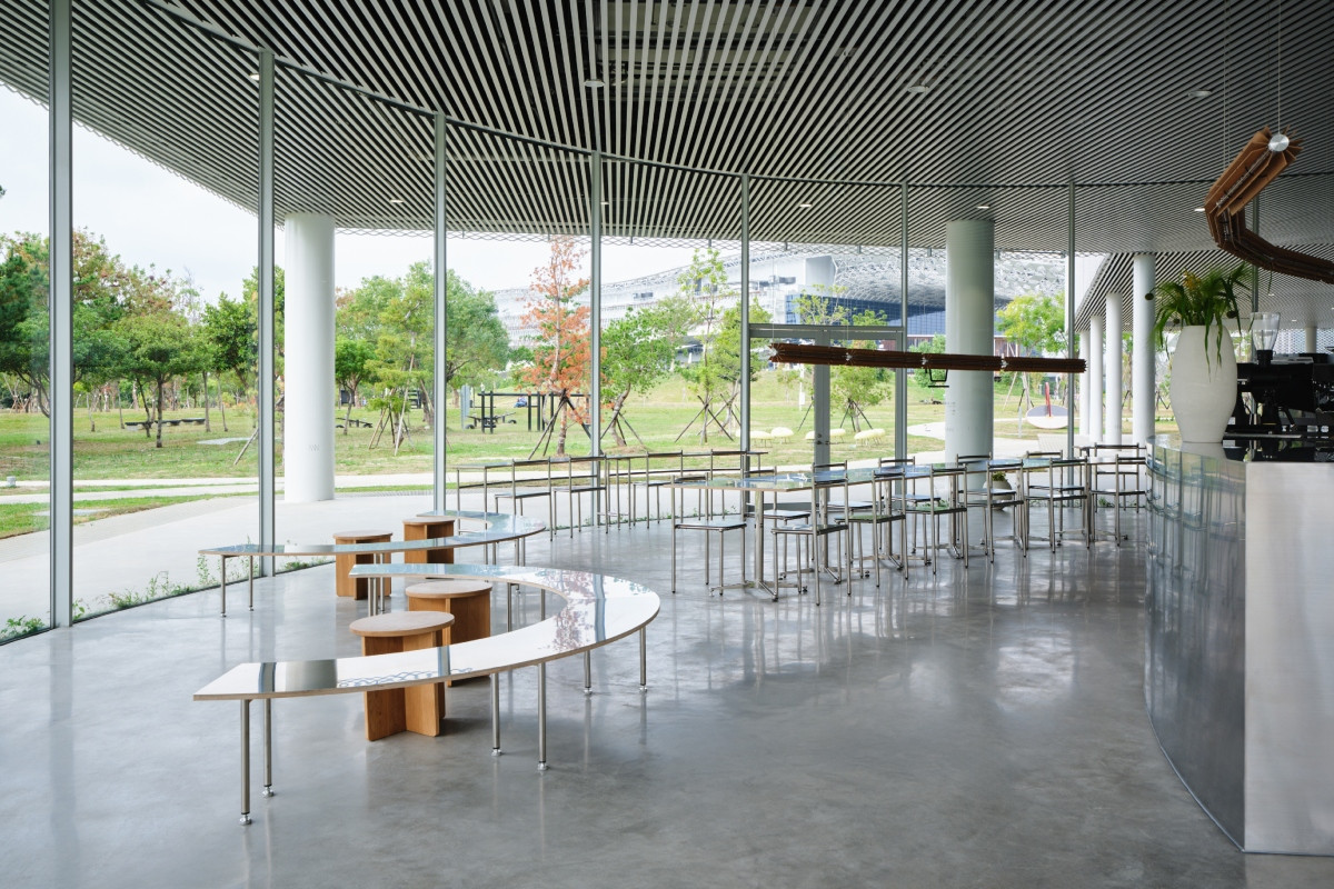 臺中綠美圖開館後再增設休憩空間，引入朋丁、Pharos Coffee兩品牌執掌；圖為Pharos Coffee咖啡廳。（圖片提供：臺中綠美圖／攝影：Kohei Yamamoto）