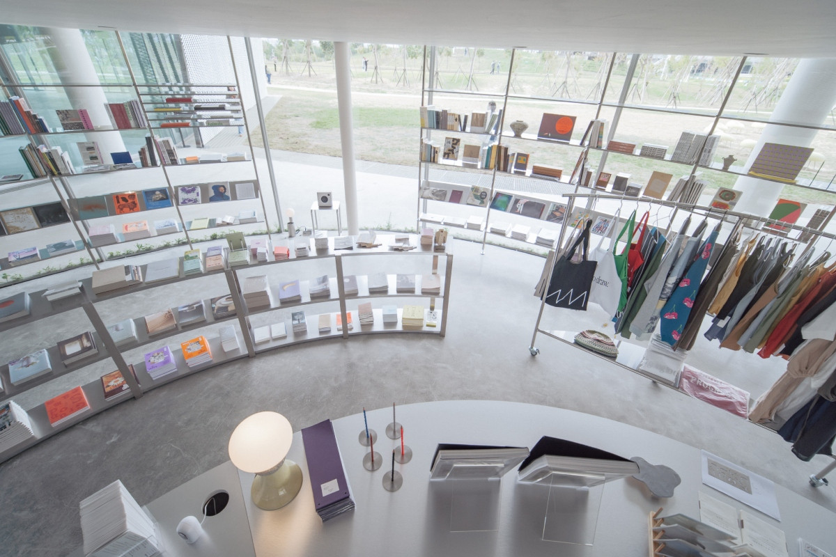 書店外觀到內裝皆呼應綠美圖建築本身開放、流動特質，環繞式陳列藝術選書。（圖片提供：臺中綠美圖／攝影：林佑任）