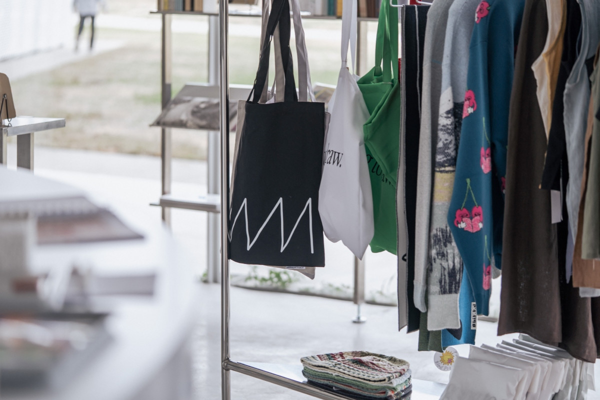 店內設置文化選品區，展售綠美圖文創商品及符合場館風格的設計物件。（圖片提供：臺中綠美圖／攝影：林佑任）