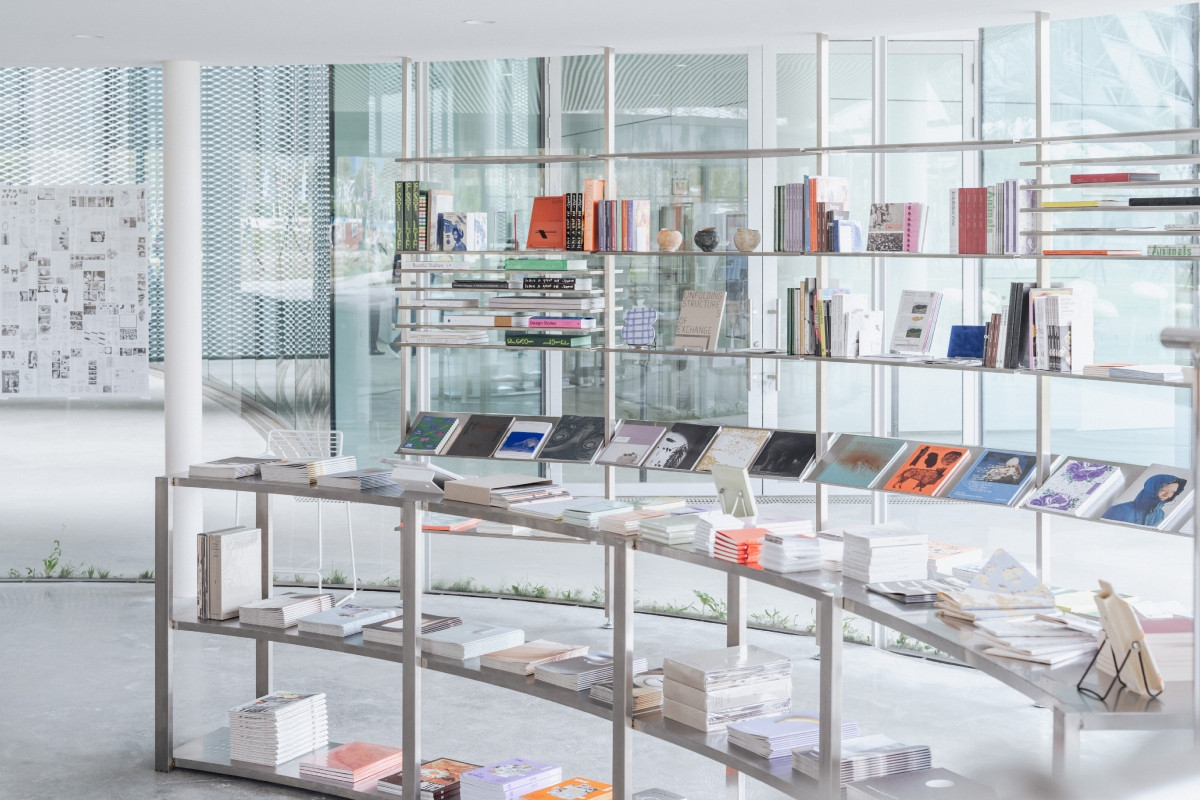 書架與層架系統由台灣工業設計師楊水源操刀。（圖片提供：臺中綠美圖／攝影：林佑任）