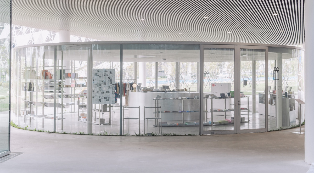 探索臺中綠美圖全新「工業風玻璃屋」：藝術書店朋丁搜羅設計選品、Pharos Coffee用香氣和聲音編織沉浸式體驗